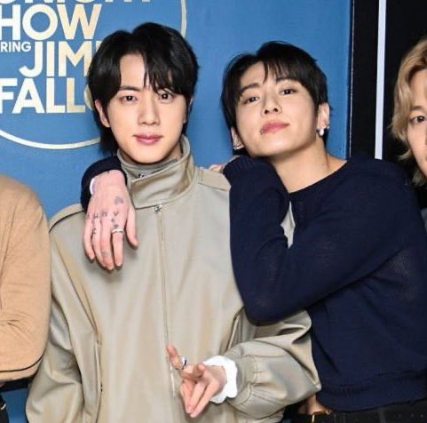 Seokjin save me⁷ ⦿☰☲ ARIRANG 💿 tweet media