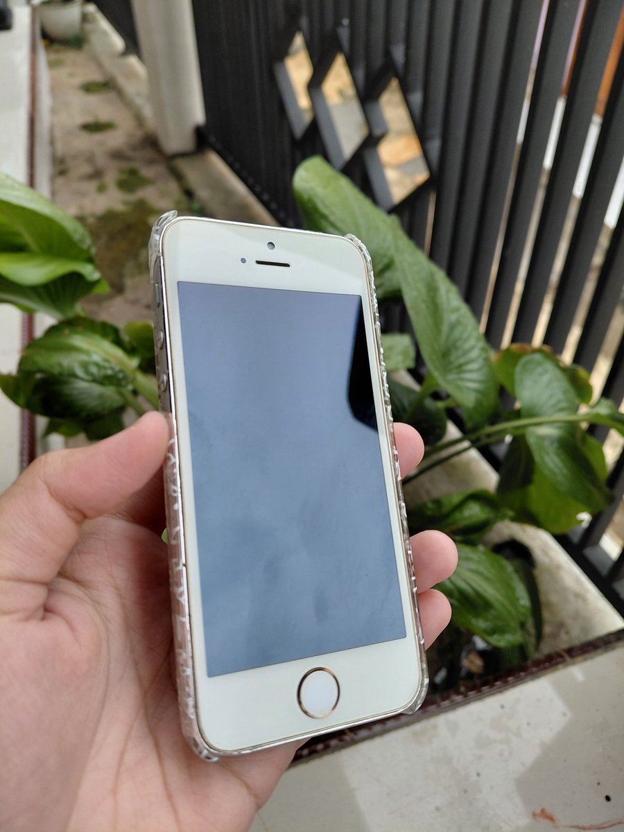 ffluffke's tweet photo. wts iphone 5s 32gb wifi only! lock icloud!!
• bagus buat digicam
• penyimpanan dan kamera ok bgt
• bisa telkomsel tapi ga selalu ada 
• minus lecet dikit bagian belakang
• selain lock icloud semua aman

 💵250k
 bisa oren🍊 bisa cod nangor
detail dm!! https://t.co/YQsViTaAE1