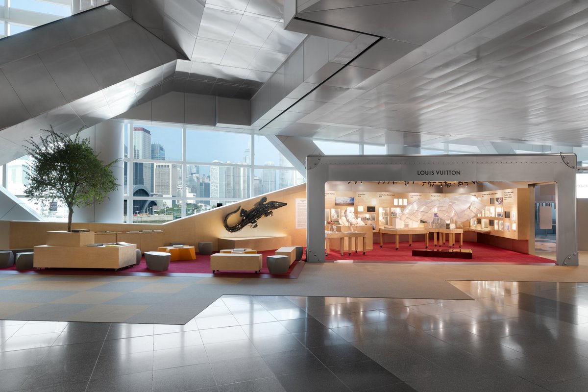 RosalbaRadica's tweet image. @LouisVuitton rende omaggio Frank Gehry ad Art Basel Hong Kong 2026.

#LouisVuitton #FrankGehry #ArtBasel

fashionpress.it/art-basel-hong…