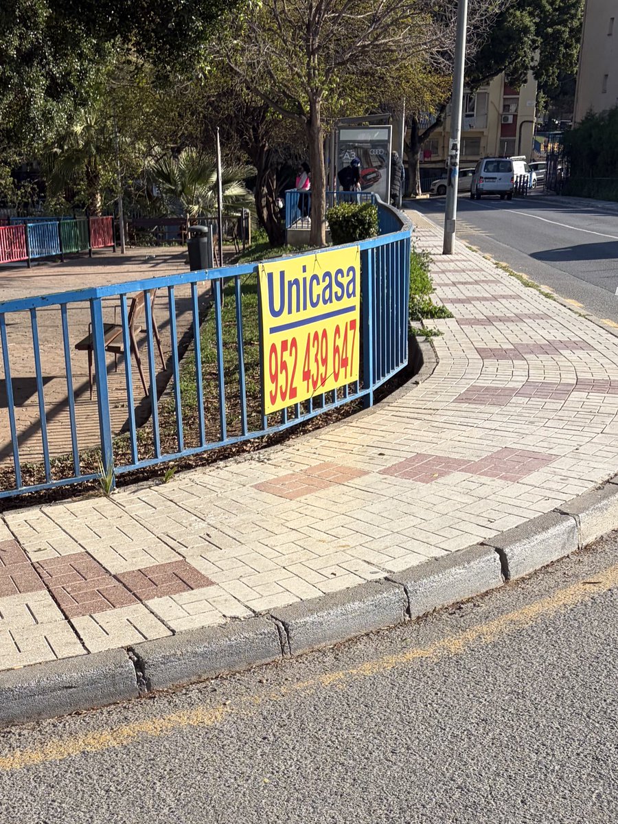Cryder_'s tweet photo. @malaga Una inmobiliaria está haciendo publicidad en una barandilla en la vía pública, frente a C/ Padre Martín, 45 https://t.co/UBNruMBQwC