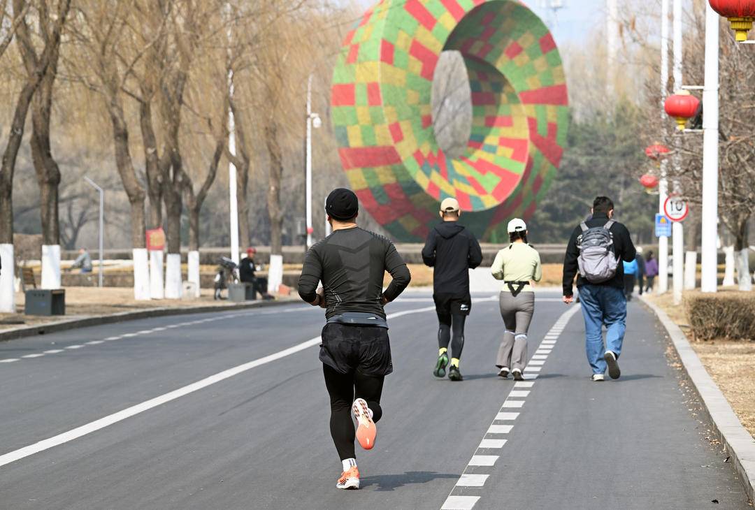 LiaoningC's tweet photo. With gentle spring breezes and rising temperatures, local residents in #Liaoning Province are heading outdoors to take part in fitness activities.
#SpringFitness #HealthyLifestyle https://t.co/QrpFEZ9lwf