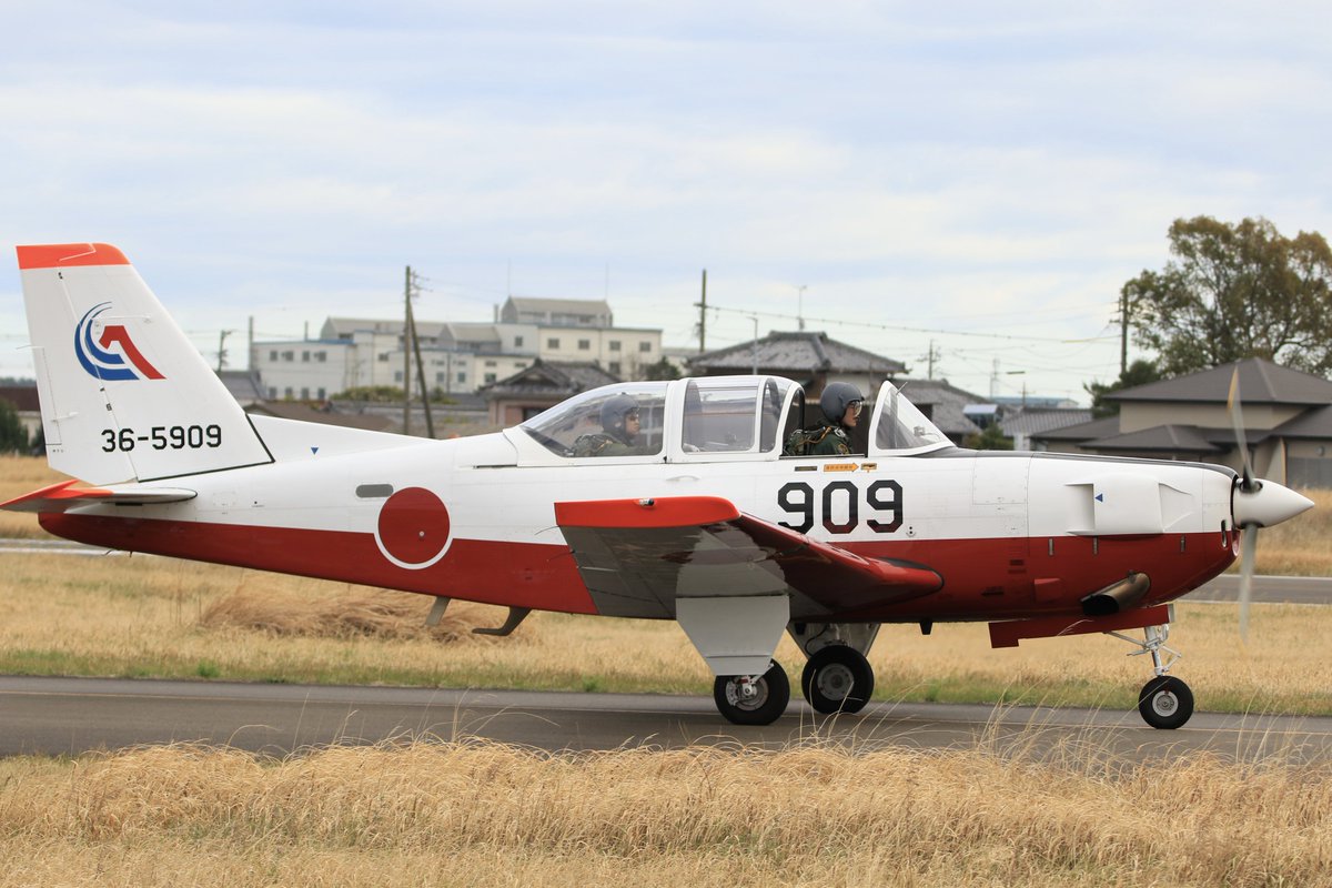 A6O6d's tweet photo. 2飛の降り🛬パイロットの方々お手振りありがとうございます👋😊
923の教官の隊員さんは8sq🐈‍⬛出身なのかな？
 #静浜基地 #第11飛行教育団 https://t.co/wZyI3fUE3A