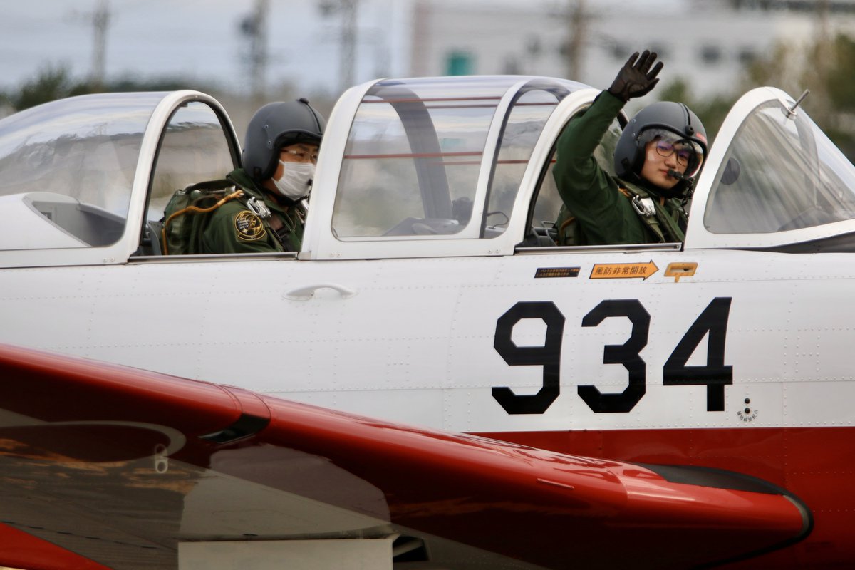 A6O6d's tweet photo. 2飛の降り🛬パイロットの方々お手振りありがとうございます👋😊
923の教官の隊員さんは8sq🐈‍⬛出身なのかな？
 #静浜基地 #第11飛行教育団 https://t.co/wZyI3fUE3A