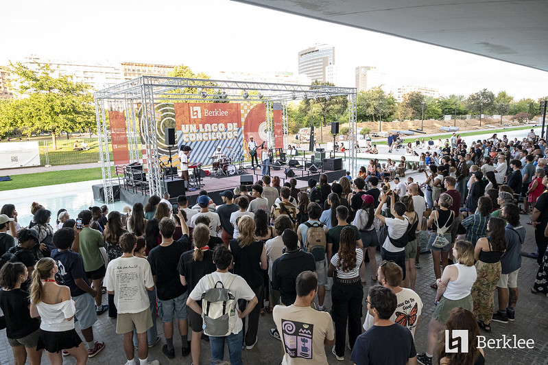 CACiencies's tweet image. 🎶Cita doble con #UnLagodeConciertos

📅Jueves 26 y viernes 27 de marzo
🕖19 horas

Los estudiantes de @berkleevalencia presentan una variedad de estilos musicales en sus actuaciones al aire libre

🆓#Gratis