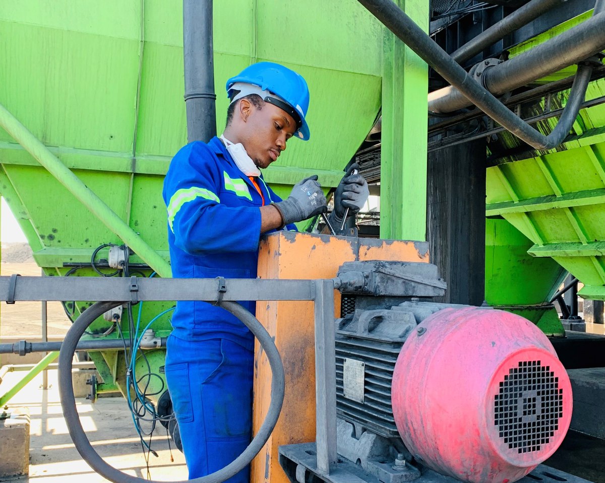 canyoncoal's tweet photo. #canyoncoal bursary recipient, Mduduzi Magagula bags engineering degree.
Get the full story in the #TheMaroonPost: https://t.co/Yzjqi7rxrw #khanyecolliery https://t.co/n3AZs9DPTb