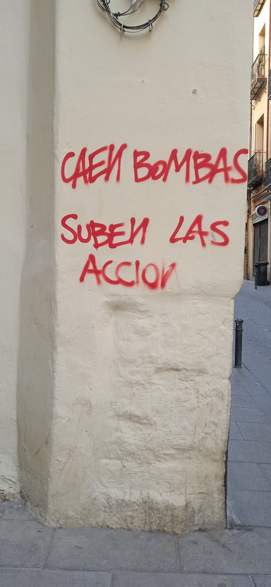 pancartera's tweet image. #Artivismo antibelicista en Lavapiés. 
Y el SELUR llegando en 3, 2, 1.