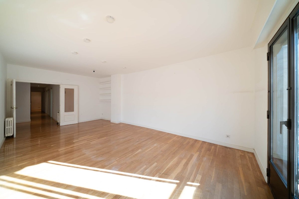 VENTA. MADRID. Amplitud у calidez. Espacio lleno de luz y de vida. Un universo de posibilidades donde dar rienda suelta a un proyecto de interiorismo sin límites. Extraordinaria luminosidad, ofreciendo un
ambiente cálido y acogedor.
thesibarist.com/es/propiedades…