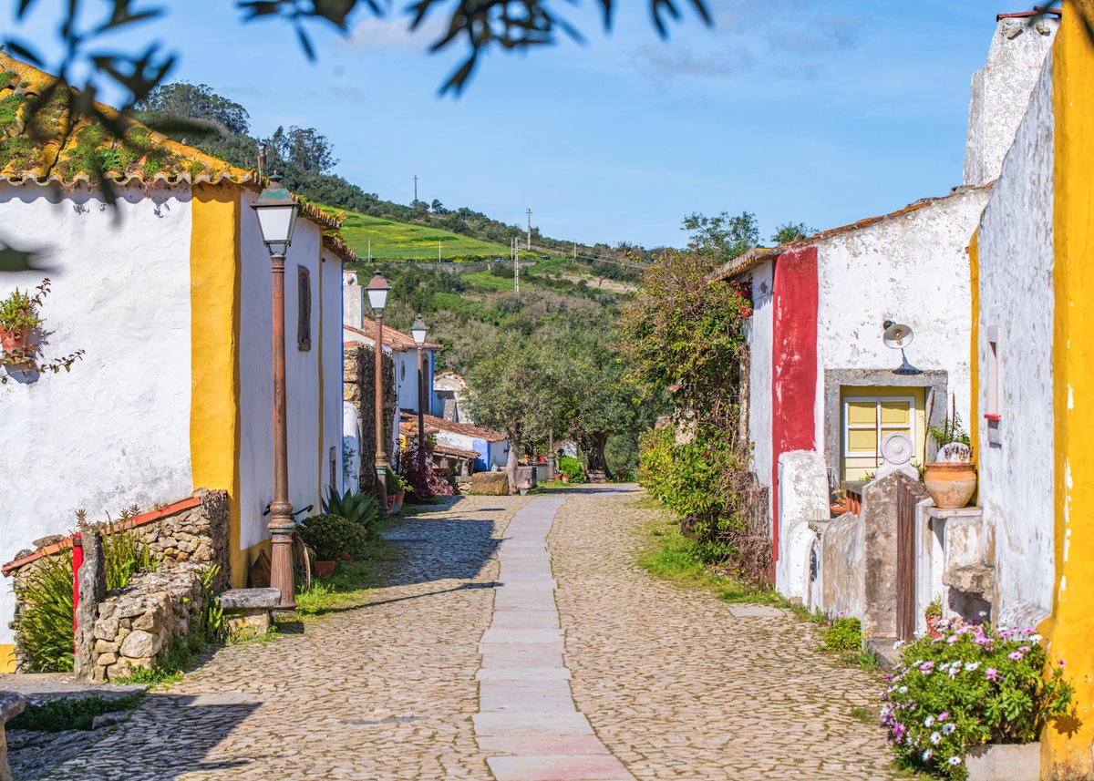alentejo_1970's tweet image. Aldeia da Mata Pequena, #Mafra, is a tiny village that might be just a dot on the map in the hills near #Lisbon, but its character is huge.
The village is composed of one main path where barely fits a car and it’s full of cute old Portuguese houses that seem out of a fairytale.