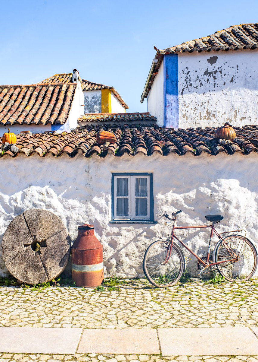 alentejo_1970's tweet image. Aldeia da Mata Pequena, #Mafra, is a tiny village that might be just a dot on the map in the hills near #Lisbon, but its character is huge.
The village is composed of one main path where barely fits a car and it’s full of cute old Portuguese houses that seem out of a fairytale.