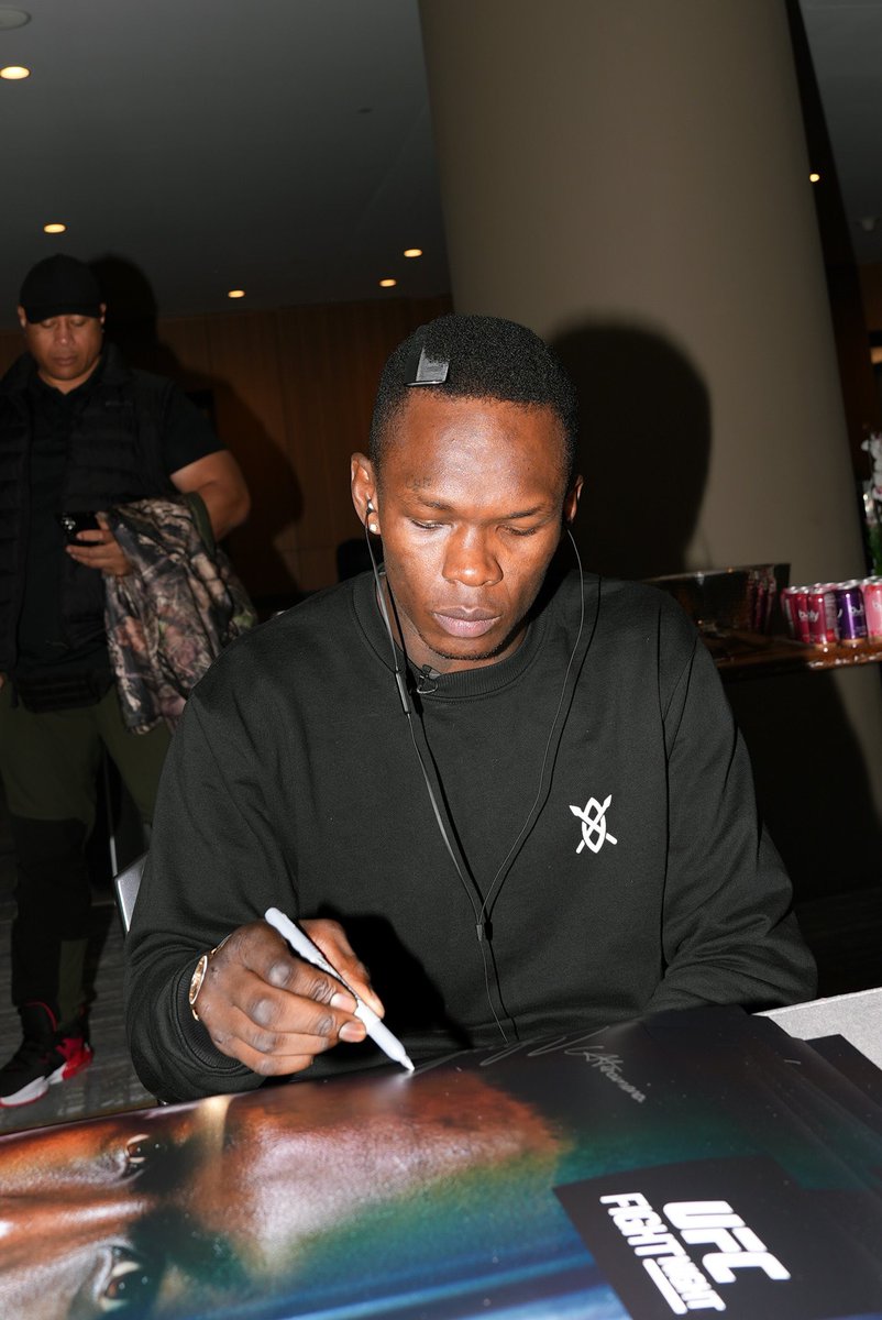 MMA_Fan_K's tweet photo. #UFCSeattle #Stylebender
これは!!!!!!!!!!!
"あの頃のアデサニヤ"を彷彿とさせる、櫛を刺してるイジー🪮
(画像③ 2019年 UFC234 アンデンソン・シウバ戦あたり?🪮)
勝ってほしいなぁ✊🏻🔥🔥 https://t.co/8eFgKQrvr8