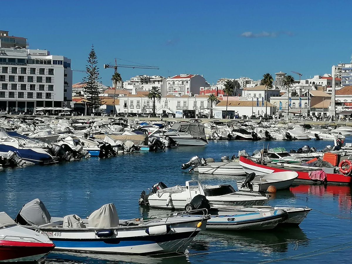 skymanuelima's tweet image. Faro é a capital da região do Algarve, no sul de Portugal. O Arco da Vila neoclássico da cidade encontra-se no local de uma porta que fazia parte das muralhas mouras originais. O monumental arco leva à cidade velha, com as suas ruas calcetadas. #Faro #Algarve #visitPortugal