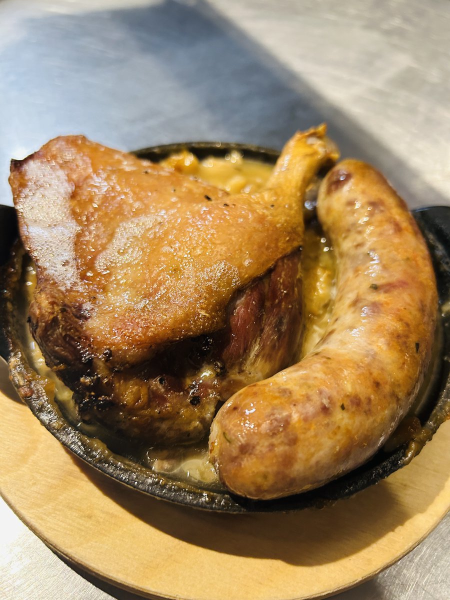 CDAoyama's tweet photo. Cassoulet（カスレ）

自家製ソーシスと数種の肉。
長時間煮込んだ白いんげんが旨味を抱え込み、濃密で奥行きのある味わいに仕上げています。

#winebar #ワインバー #cellardooraoyama #セラードア青山 #フレンチ https://t.co/TN4UQBHA4u