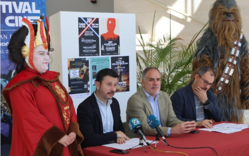 quefas_es's tweet photo. @sant_joan  ha presentado abril como "el mes de la fuerza", pero por mucho que  pongan el foco en Chewaca y en Padme Amidala es lamentable como se han cargado el @santjoanfest 

https://t.co/l2yAqCkFmy https://t.co/H3kBQahr2j