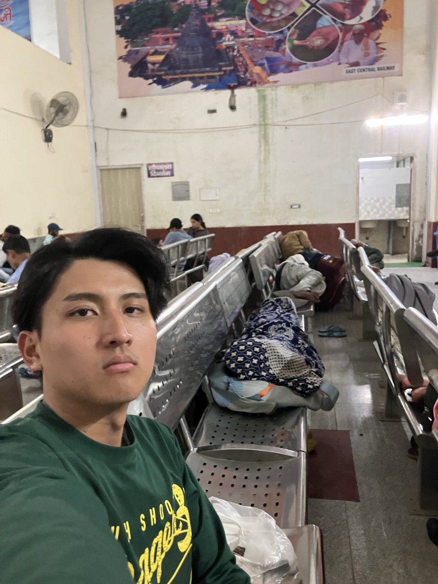 aokinoko200069's tweet photo. 飽きたし疲れたので早めに駅のある街に移動したけど、駅で5時間待つのはマジで虚無

駅前のカフェは謎に外より暑いし、外は蚊🦟だらけ。待合室では仏教徒？インド人おじさんに『チャクラを開くため南妙法蓮華経って3ヶ月間唱え続けなさい。spiritual scienceだ。私との約束な』って握手させられた https://t.co/hH0Su56yn4