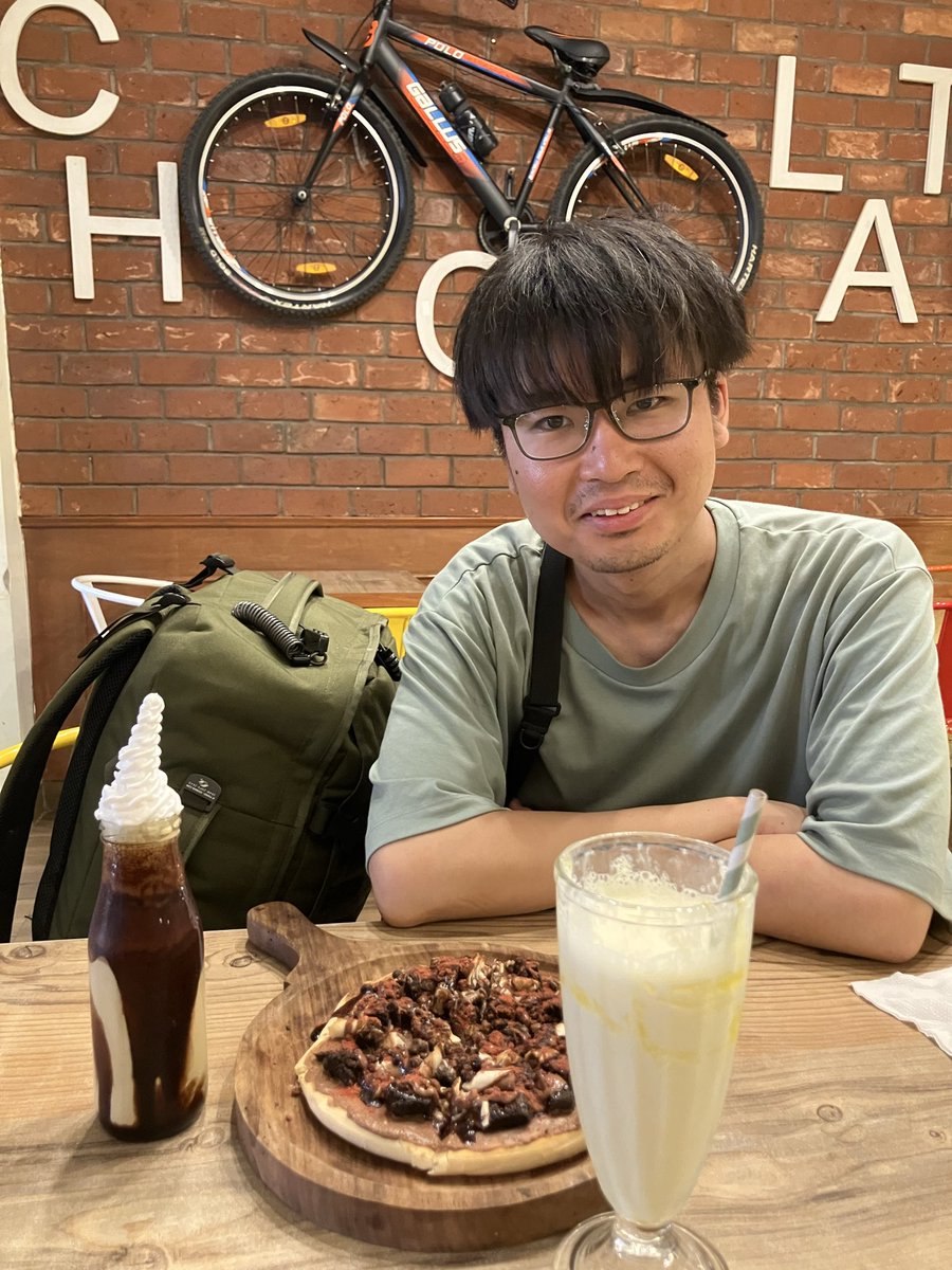 aokinoko200069's tweet photo. 飽きたし疲れたので早めに駅のある街に移動したけど、駅で5時間待つのはマジで虚無

駅前のカフェは謎に外より暑いし、外は蚊🦟だらけ。待合室では仏教徒？インド人おじさんに『チャクラを開くため南妙法蓮華経って3ヶ月間唱え続けなさい。spiritual scienceだ。私との約束な』って握手させられた https://t.co/hH0Su56yn4