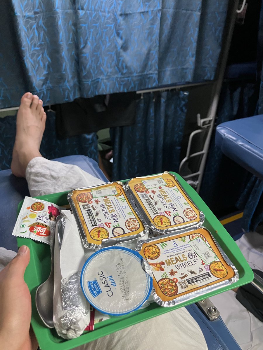 aokinoko200069's tweet photo. 飽きたし疲れたので早めに駅のある街に移動したけど、駅で5時間待つのはマジで虚無

駅前のカフェは謎に外より暑いし、外は蚊🦟だらけ。待合室では仏教徒？インド人おじさんに『チャクラを開くため南妙法蓮華経って3ヶ月間唱え続けなさい。spiritual scienceだ。私との約束な』って握手させられた https://t.co/hH0Su56yn4