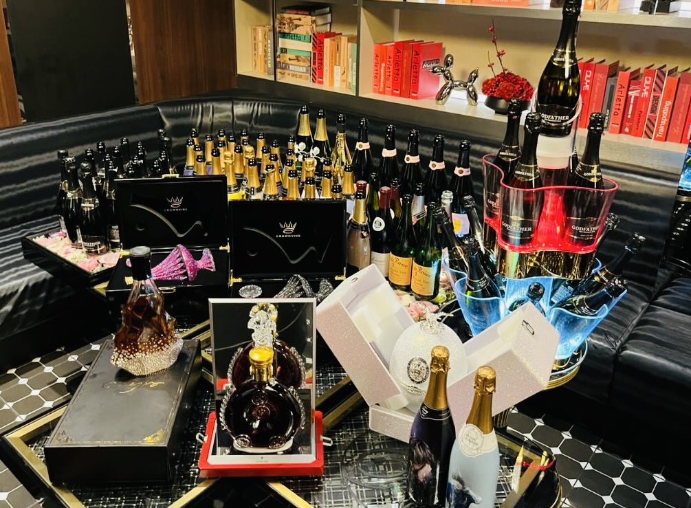 「社長の誕生日」でこんなお祭り騒ぎになるお店ある？

RE:MAKE / Re:BORNの社長である七瀬春人（<a href="/haruking0325/">七瀬 春人</a>）さんが3月25日お誕生日で、2店舗で合同イベントを開催してたみたいなんだけど、キャストも姫も強すぎるし良い職場すぎる。