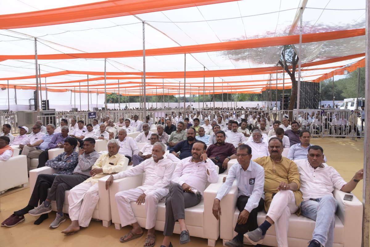 अहमदाबाद जिले के वडोद गांव में आयोजित 'प्राकृतिक कृषि परिसंवाद' में उपस्थित होकर किसान भाई-बहनों से संवाद करने का अवसर मिला।
 
प्रधानमंत्री श्री नरेन्द्र मोदी जी के 'जहरमुक्त खेती' विजन को साकार करने के लिए हमारे अन्नदाता अब एक नये संकल्प के साथ आगे बढ़ रहे हैं। कार्यक्रम से