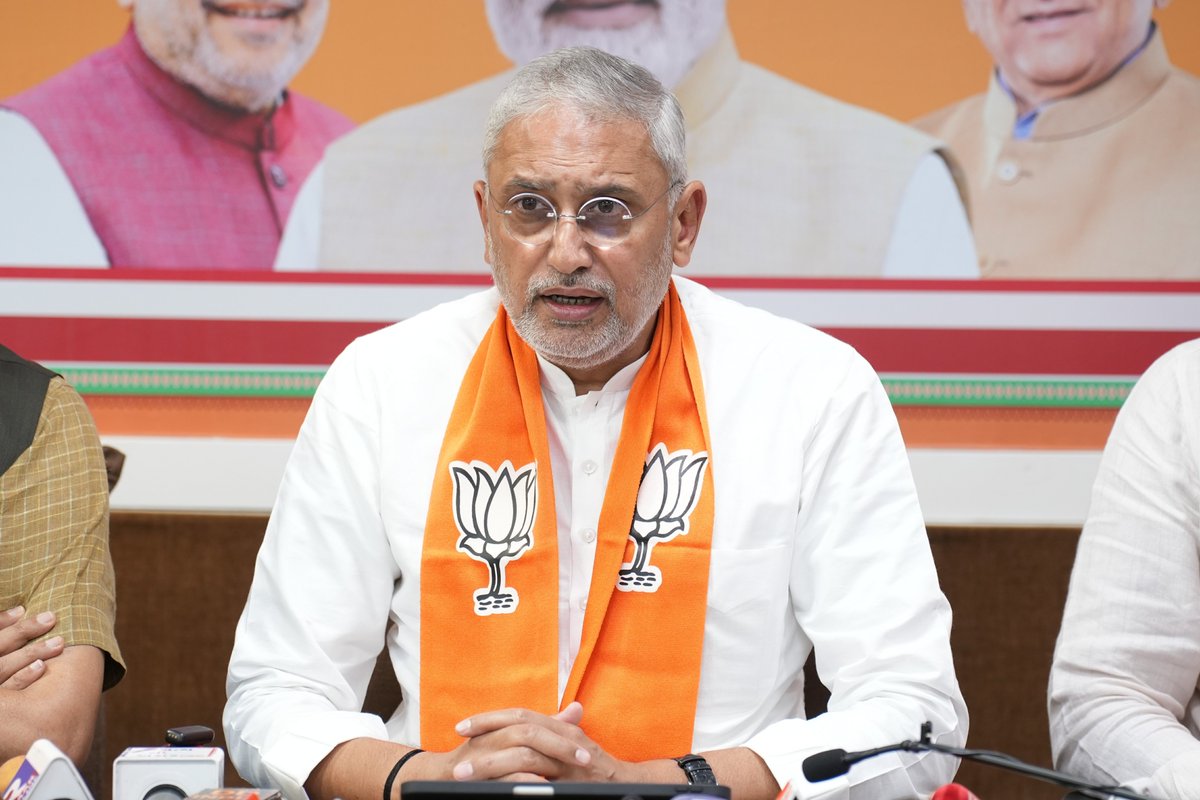 BJP4Gujarat's tweet photo. ગુજરાતના મુખ્યમંત્રી તરીકે અને ત્યારબાદ દેશના પ્રધાનમંત્રી તરીકે જનસેવાનું ઉત્કૃષ્ટ ઉદાહરણ પૂરું પાડતા, આદરણીય શ્રી @narendramodi જીએ સરકારના વડા તરીકે 8,931 દિવસ સુધી સેવા આપવાનો નવો રેકોર્ડ સ્થાપ્યો છે.

આ ગૌરવપૂર્ણ અવસરે આજે પ્રદેશ કાર્યાલય 'શ્રી કમલમ્' ખાતે  પ્રદેશ અધ્યક્ષ શ્રી @iJagdishBJP એ પત્રકાર પરિષદ સંબોધી તેમજ દેશ અને રાજ્યમાં થયેલા અભૂતપૂર્વ વિકાસ અને સરકારની વિવિધ લોકકલ્યાણકારી સિદ્ધિઓ વિશે વિગતવાર માહિતી રજૂ કરી.

આ પ્રસંગે પ્રદેશ મહામંત્રી @DrPrashantkorat , પ્રદેશ મુખ્ય પ્રવક્તા @dranilpatel11 અને પ્રદેશ મીડિયા કન્વીનર શ્રી @PrashantValaBJP ઉપસ્થિત રહ્યાં.