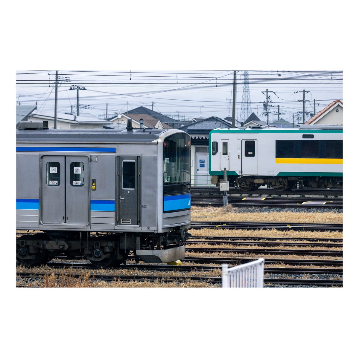 Shiori_N01's tweet photo. ���石線205系最後の日。

これからを担う後輩、11年共にやってきた相棒、寸断された鉄路を守った救世主、そして先立った仲間たち。
仙石線の全てに感謝を伝えて。 https://t.co/8fO0CvUQMf