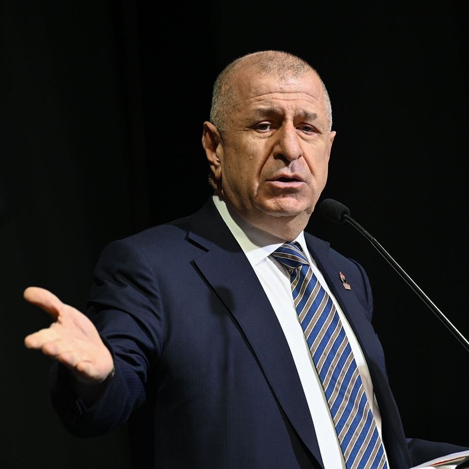 turkcegundemtr's tweet photo. Zafer Partisi Genel Başkanı Ümit Özdağ: 

"Üniversiteli gençler 'Anayasa, Hukuk, Demokrasi' diyerek Türk bayrağıyla yola çıktıklarında ters kelepçeyle gözaltına alıyorsunuz, gözlerine gazı sıktırıyorsunuz da bu PKK yandaşlarına gösterilen şefkat nereden geliyor?" https://t.co/NnLv6iEqCC