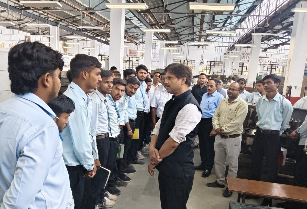 dr_hariom_ias's tweet image. Govt ITI Naini, Prayagraj का निरीक्षण किया और प्रशिक्षुओं से प्रशिक्षण की गुणवत्ता का फीडबैक लिया।हमें आधुनिक औद्योगिक आवश्यकताओं के अनुरूप मशीनों की ज़रूरत है और अप्रेंटिसशिप पर अधिक ज़ोर देना होगा।उद्योग प्रतिनिधियों से भी बात हुई।उनका सुझाओ प्राप्त किया गया।#drhariomias #ITI