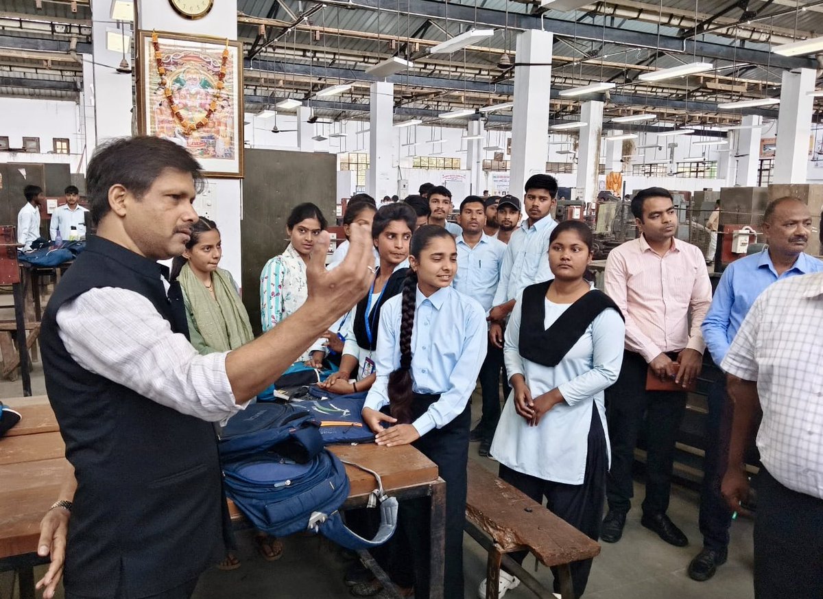 dr_hariom_ias's tweet image. Govt ITI Naini, Prayagraj का निरीक्षण किया और प्रशिक्षुओं से प्रशिक्षण की गुणवत्ता का फीडबैक लिया।हमें आधुनिक औद्योगिक आवश्यकताओं के अनुरूप मशीनों की ज़रूरत है और अप्रेंटिसशिप पर अधिक ज़ोर देना होगा।उद्योग प्रतिनिधियों से भी बात हुई।उनका सुझाओ प्राप्त किया गया।#drhariomias #ITI