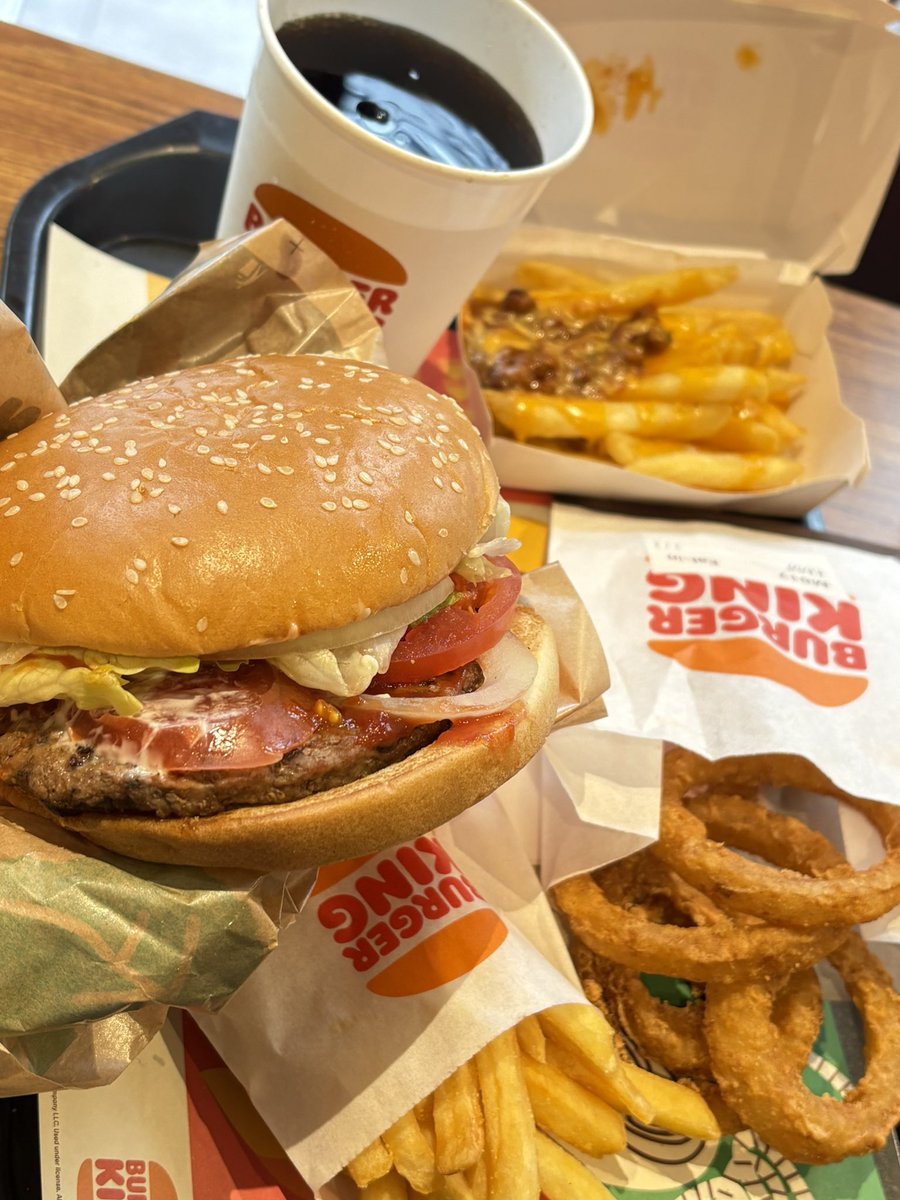 いやぁバーキンしか勝たんな。モバイル会員特典でオニオンリングとチリチーズフライも貰えるのだから！…チリは半分こしてるんだ信じてくれ。来月会員ランク下がってもオニオンとバニラアイスは付いてくるんだから凄い。