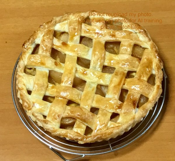 まあ、こんな時間だけどもアップルパイ焼いたです🍎
近所の八百屋さんに紅玉あったものでつい。😋