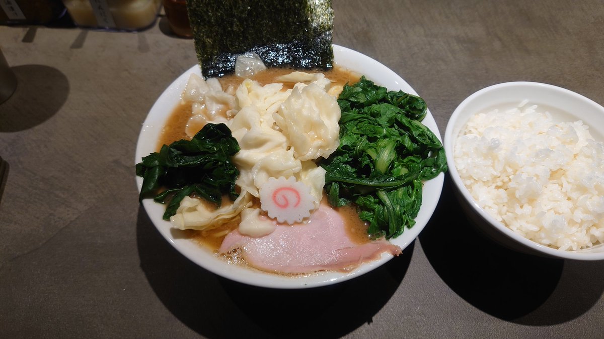 Joh33070471's tweet photo. 蒼武家
ラーメン(キャベツ、春菊)+大ライス
#蒼武家 #RAMENICHI #らーめん #ラーメン #家系 #家系ラーメン #キャベツ #春菊 #家系サラダ #スープサラダ https://t.co/SsZrQMY6CS