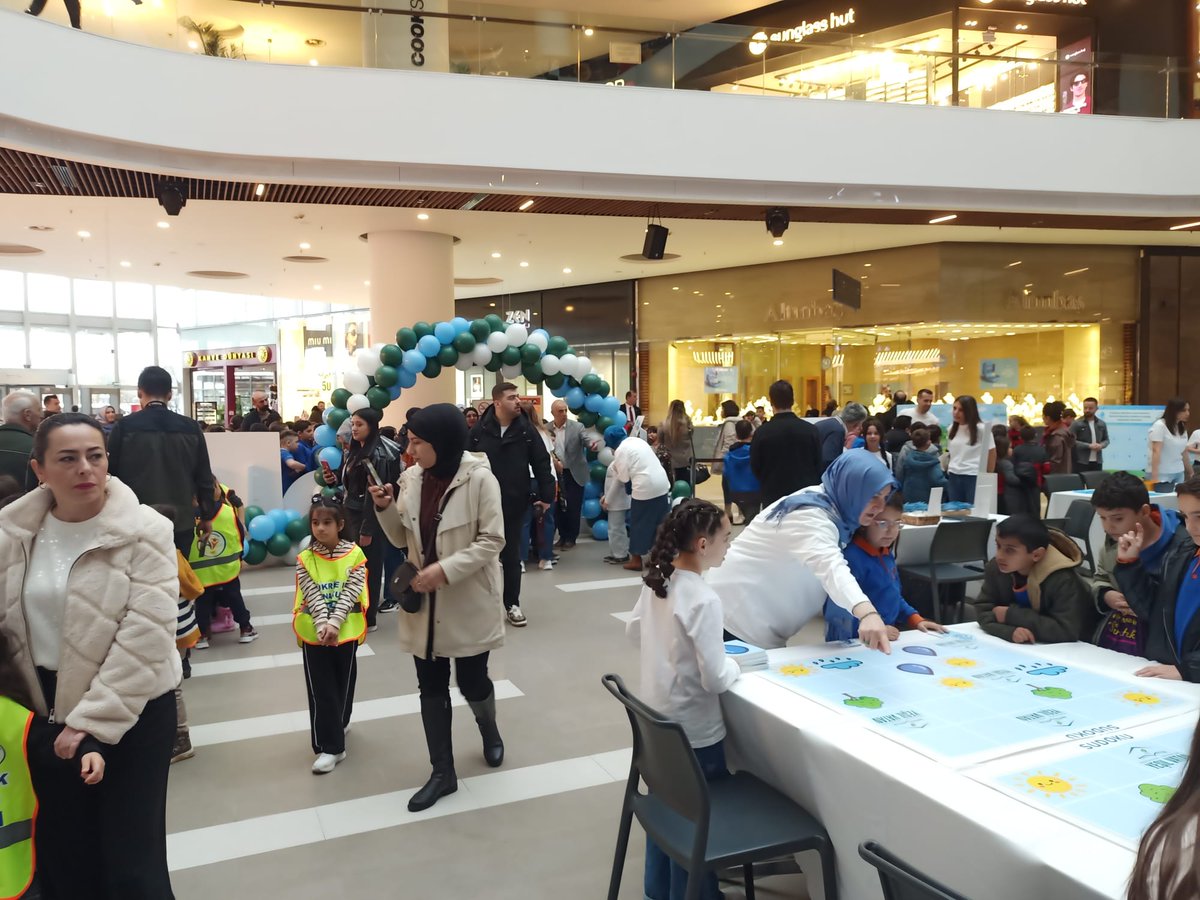 samsunmem's tweet photo. 🌿💧 Yeşil Vatan Benim Okulum Geleceğe ÇARE etkinlikleri kapsamında “Su Verimliliği Ayı” çalışmalarımız devam ediyor.

Canik Demirci İlkokulu öğretmen ve öğrencilerimizle gerçekleştirdiğimiz etkinlikte; 20 okulumuzdan 2000 öğrencimizin katılımıyla 1000 fidanı geleceğimiz için öğrencilerimize ulaştırdık. 🌱

Öğrencilerimizin doğayla bağını güçlendiriyor, su tasarrufu bilinci kazandırıyor ve sürdürülebilir bir gelecek için birlikte çalışıyoruz. 

Paydaş kurumlarımıza teşekkür ediyoruz.
@tcmeb @meb_dhgm