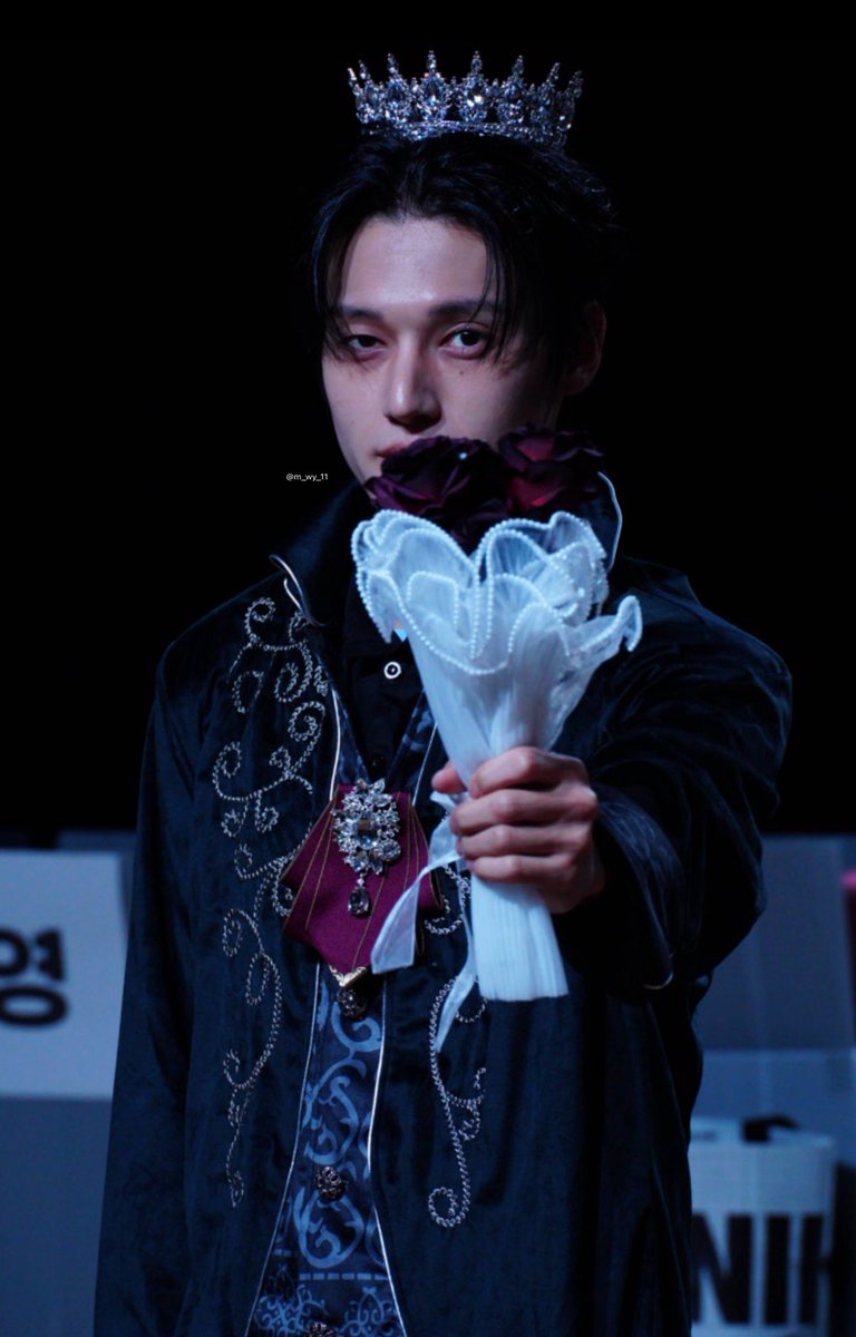 260326 대면 beatroad pre

우영 원장님🌹
The number of roses was chosen by Wooyoung at the past fansing🖤

#에이티즈 #wooyoung #우영 #ウヨン #ATEEZ