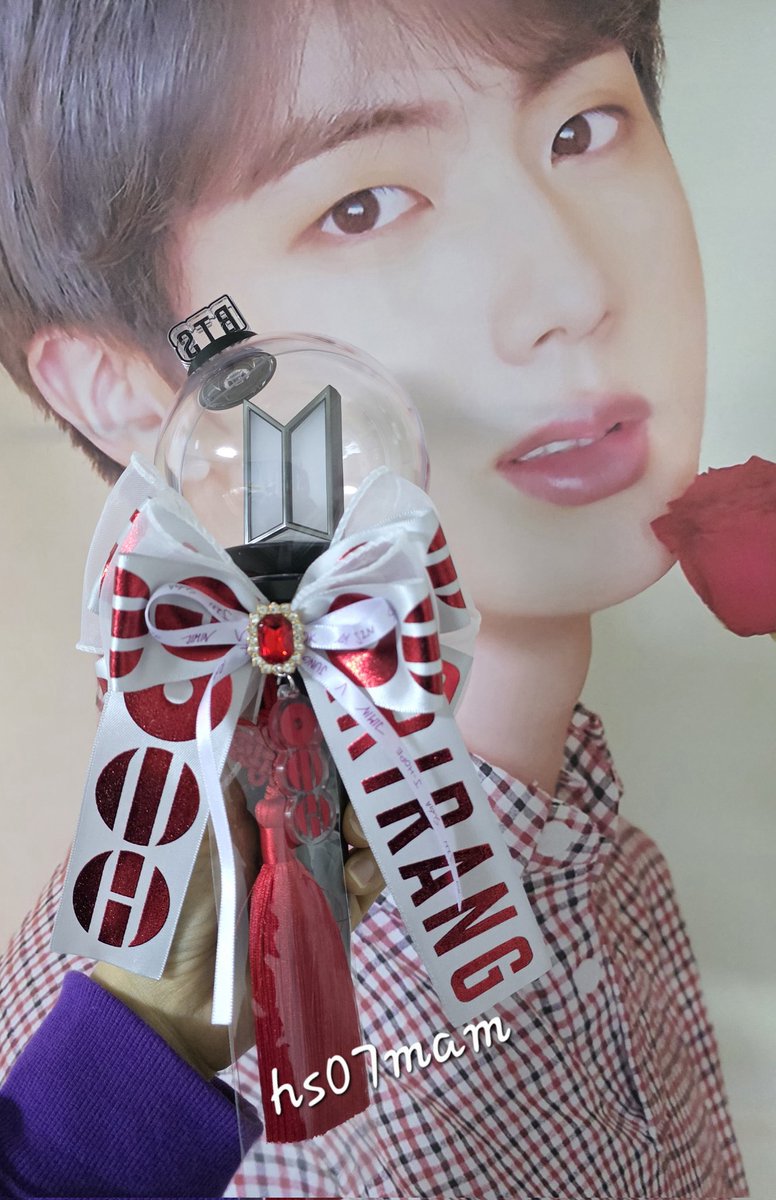 hs07mam's tweet photo. 좀 늦었지만 판매를 원하시는 분들이 계셔서 
폼 만들었어요.
고양콘이 얼마 남지 않아 소량만 열께요.

https://t.co/jw0D4Gz6Nq

#아미밤_리본 #알라뷰_리본
#BTS_WORLDTOUR_GOYANG
#방탄소년단 https://t.co/waFg8r0YQM