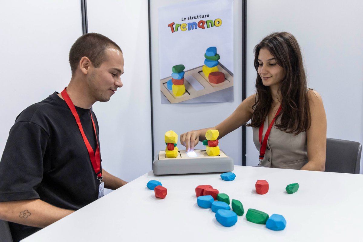 MakerFaireRome's tweet image. 🎮 Sfida di equilibrio e velocità! "Le strutture tremano" è un progetto presentato a #MakerFaireRome che unisce divertimento e ingegno: l'obiettivo è, infatti, riuscire a costruire una torre più alta possibile… mentre tutto vibra.
Il kit di #gioco si compone di 24 forme colorate