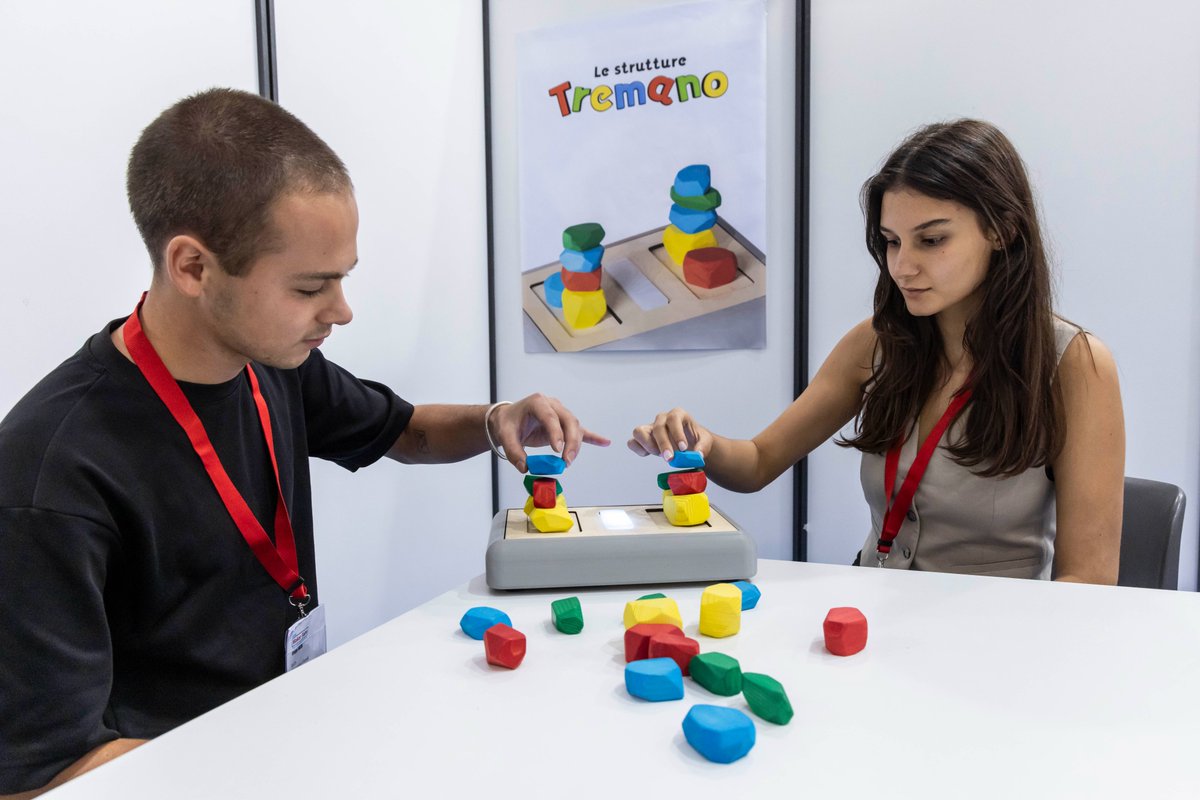 MakerFaireRome's tweet image. 🎮 Sfida di equilibrio e velocità! "Le strutture tremano" è un progetto presentato a #MakerFaireRome che unisce divertimento e ingegno: l'obiettivo è, infatti, riuscire a costruire una torre più alta possibile… mentre tutto vibra.
Il kit di #gioco si compone di 24 forme colorate
