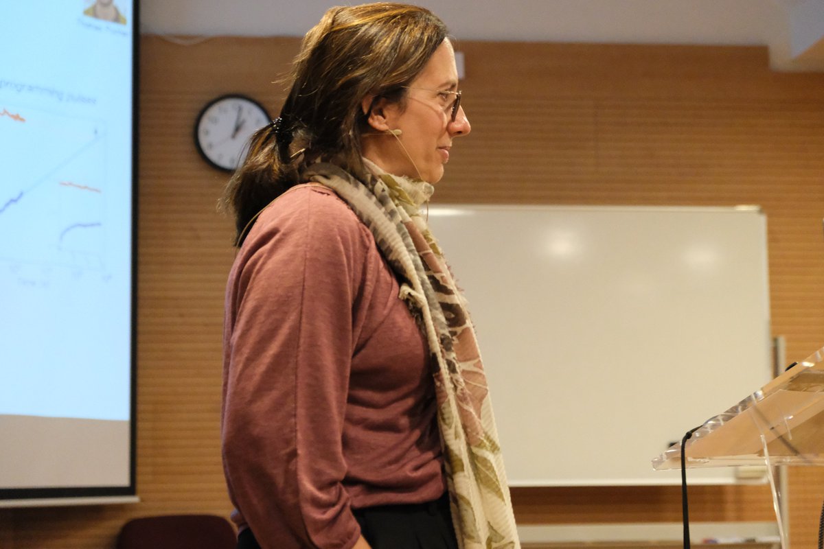 icmm_csic's tweet photo. 🔬Today we have enjoyed the talk of @CarmenMunuera1,
researcher at @2d_foundry group, part of our Scientific Seminar serie.

🗣An interesting seminar entitled 'New Pieces on the
Flatland Board: Van der Waals Materials Meet
Freestanding Complex Oxide Membranes. https://t.co/5kpOEGhhcV