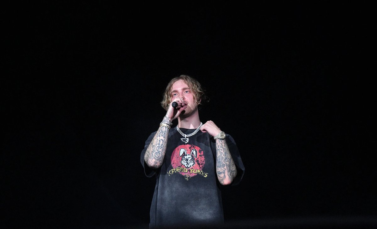 Фанатку Крида увезли с концерта в больницу

Концерт едва не обернулся трагедией для юной поклонницы артиста: 11-летнюю девочку буквально впечатало в железный барьер из-за огромного скопления людей на входе. Музыкант мгновенно отреагировал на инцидент, сообщает издание "Подъем".