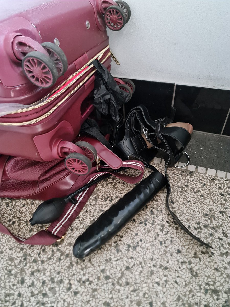 U nas v dome se v noci z pondeli na utery objevil kufr. Nikdo se k nemu nema, ale zda se, ze ho par kolemjdoucich uz prohledalo... ehm. Jsem zvedava, kdo to zavazadlo odklidi.