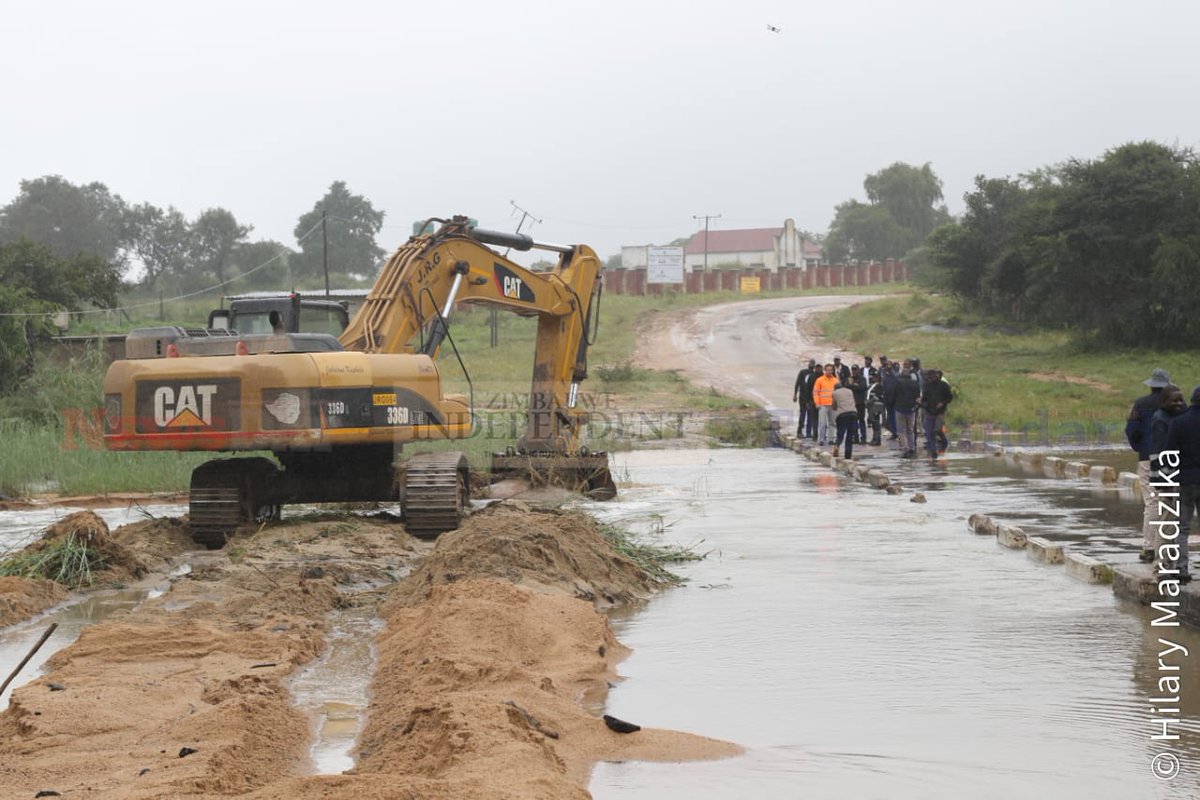 Southern_EyeZim's tweet photo. #InPictures
🔴The government, through the Transport ministry, is carrying out desilting works and drainage improvements at Mwewe bridge and other crossings, key access points to Maphisa, as preparations intensify for this year’s Independence Day celebrations. https://t.co/7YGIB2Srkj