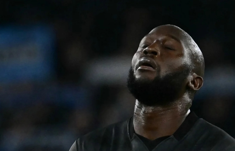 napolista's tweet photo. “#Lukaku? Nessun problema fisico, vuole prepararsi per il finale di stagione”
#Mannaert (dt del Belgio) alla testa belga Sporza: "Per Romelu non è sempre facile trovare minuti nel #Napoli. #Conte è un tecnico che mette al primo posto il risultato e fa scelte anche molto dure."
https://t.co/ob5IsmnTY5