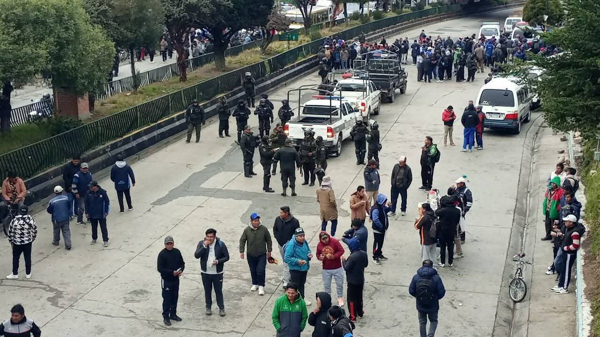 La Policía desplegó efectivos en el distribuidor de #LaCeja, ciudad de #ElAlto, para evitar bloqueos en el peaje durante el paro indefinido en todo el departamento de #LaPaz."