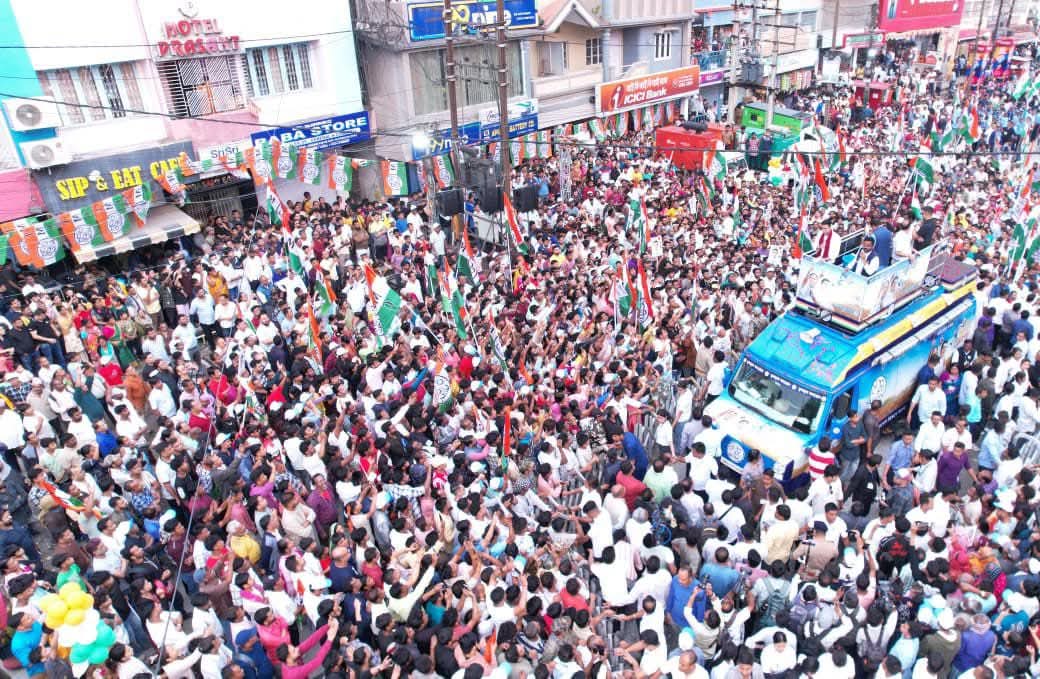 TMCNaboJowar's tweet photo. কালচিনিতে জননেতা অভিষেক বন্দ্যোপাধ্যায়ের রোড শোয়ে জনগণের গর্জন আজ স্পষ্ট করে দিল—ষড়যন্ত্রের জাল বুনে বাংলার মানুষের জয়যাত্রাকে থামানো অসম্ভব। 

বহিরাগতদের কোনও চক্রান্তই বাংলার মানুষের অটুট বিশ্বাসে ফাটল ধরাতে পারবে না। জিতবে শুধু বাংলাই। https://t.co/cTctf7wO9W