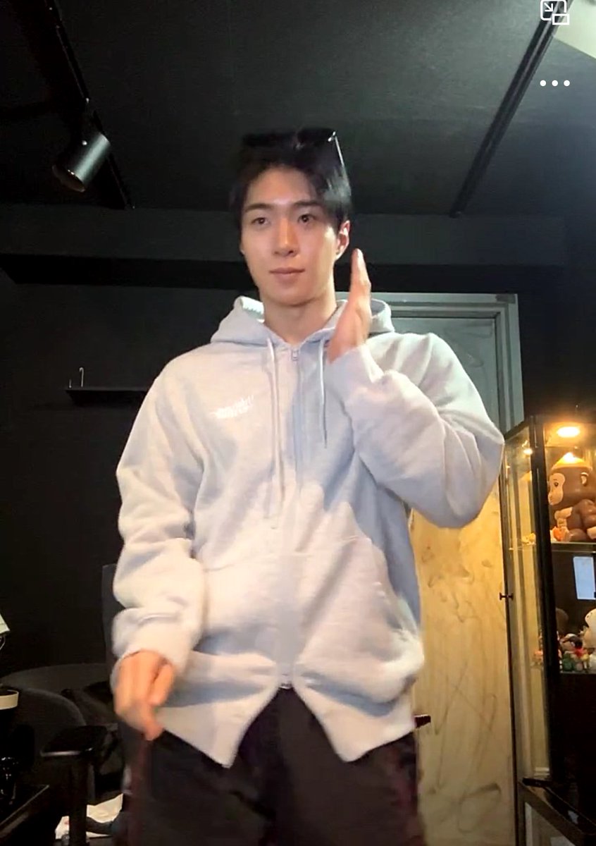 아니씹 재영이한테  캐치캐치 봤냐니까 갑자기 실시간으로 안무땀 아존웃