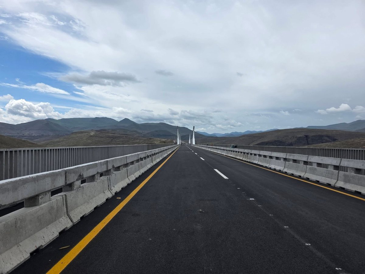 Motlatsi_RC's tweet photo. The mighty Senqu bridge Lesotho is opened for traffic 🇱🇸🇱🇸🇱🇸🇱🇸 https://t.co/e7s72afkUl