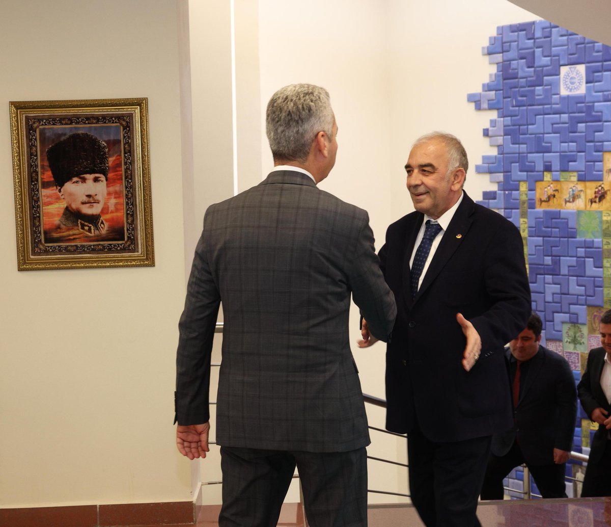 Yönetim Kurulu Başkanımız Mustafa NARLI, Kahramanmaraş Sütçü İmam Üniversitesi Rektörü Prof. Dr. İbrahim Taner OKUMUŞ’a hayırlı olsun ziyaretinde bulundu.
Ziyarete, Kahramanmaraş Ticaret ve Sanayi Odası Yönetim Kurulu Başkanı Mustafa BULUNTU ile Gerçekleştirilen görüşmede,