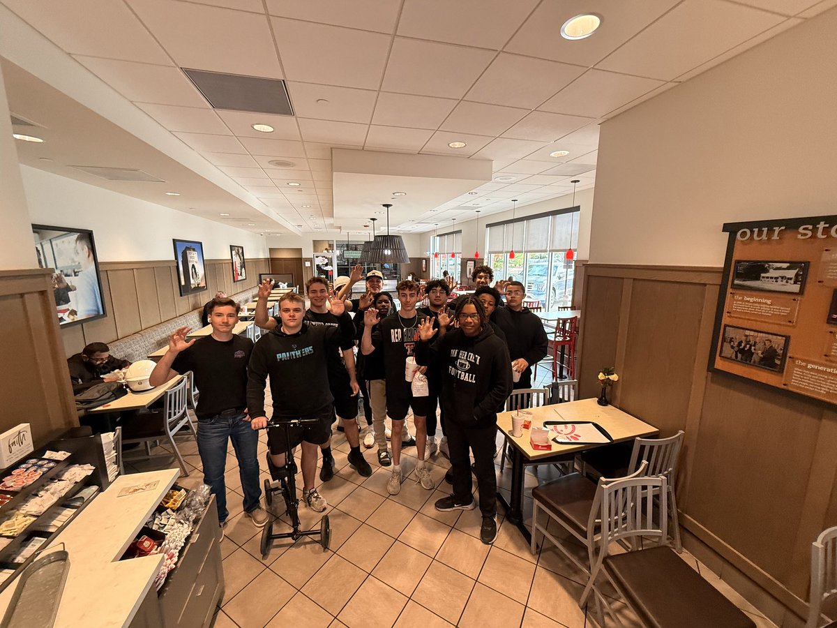 VincentVer42459's tweet photo. Team PWA eating Breakfast at chicfila @Caleb_Oden8 @dezlewis13 @clintsurratt @PCHSfriscoFB https://t.co/pzENpiiR1V