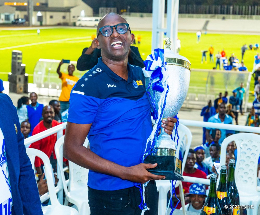 twagirumukiza_'s tweet image. 🚨 𝗕𝗥𝗘𝗔𝗞𝗜𝗡𝗚 𝗡𝗘𝗪𝗦:  Mu gihe kitarambiranye , Haringingo Francis Christian,  araza gutangazwa nk'umutoza mushya wa Rayon Sports nyuma y'uko iyi kipe iherutse gutandukana na Bruno Ferry wayitozaga.

#rayonsporsts #footballupdates #RwandaFootball