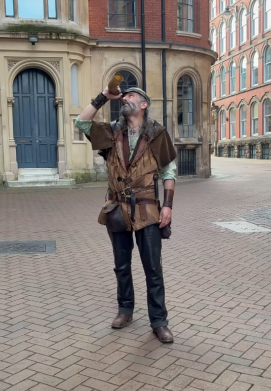 EzekialBone's tweet photo. Another bullseye 🏹 Great review for #Robinhood Town Tour. Join #OfficialOutlaw as he flies the flag of #nottingham. Next tour Sat 4 April 2pm @CrossKeysNottm 🎯 Ends 4pm with an invite to join the living legend himself 😉 at @Yeoldetripnott 🍻 @NottinghamTIC @visitnotts https://t.co/rDKTqfULri