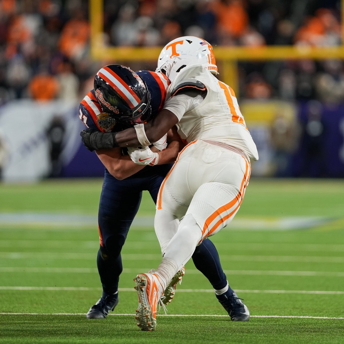 MusicCityBowl's tweet image. walls like these win games 🛑 

throwing it back to some big stops at the liberty mutual music city bowl 

#defense #collegefootball #musiccitybowl #gameday #bowlseason

@SEC @bigten @NissanStadium @BowlSeason @LibertyMutual @espn @IlliniFootball @Vol_Football