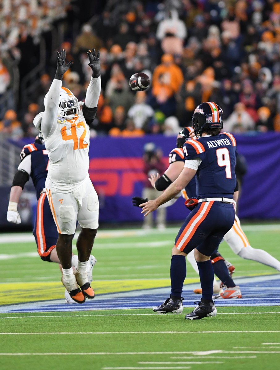 MusicCityBowl's tweet image. walls like these win games 🛑 

throwing it back to some big stops at the liberty mutual music city bowl 

#defense #collegefootball #musiccitybowl #gameday #bowlseason

@SEC @bigten @NissanStadium @BowlSeason @LibertyMutual @espn @IlliniFootball @Vol_Football